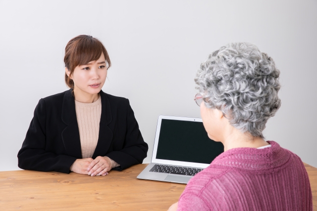 スーツ姿の女性と高齢者