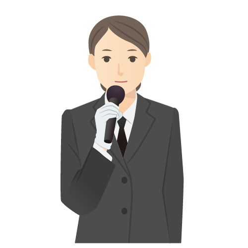 家族葬のアートの黒服の進行係がマイクで式を進行している