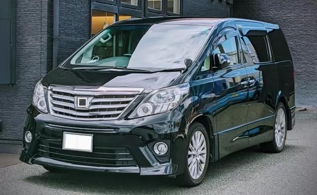 家族葬のアートの黒いワンボックス車