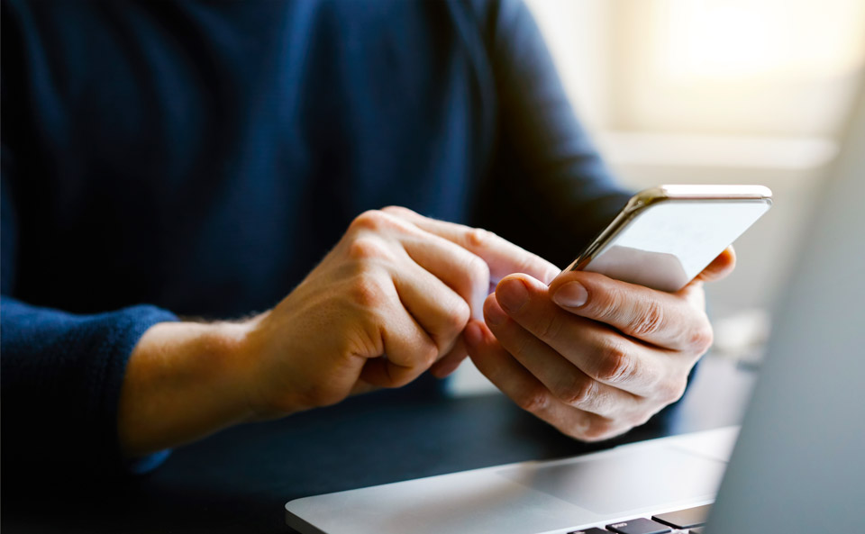 電話を受けるスマホ操作している手元