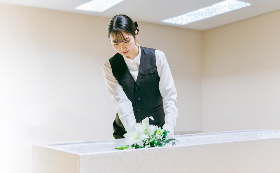 家族葬のアートのスタッフが遺体を搬送し安置する姿
