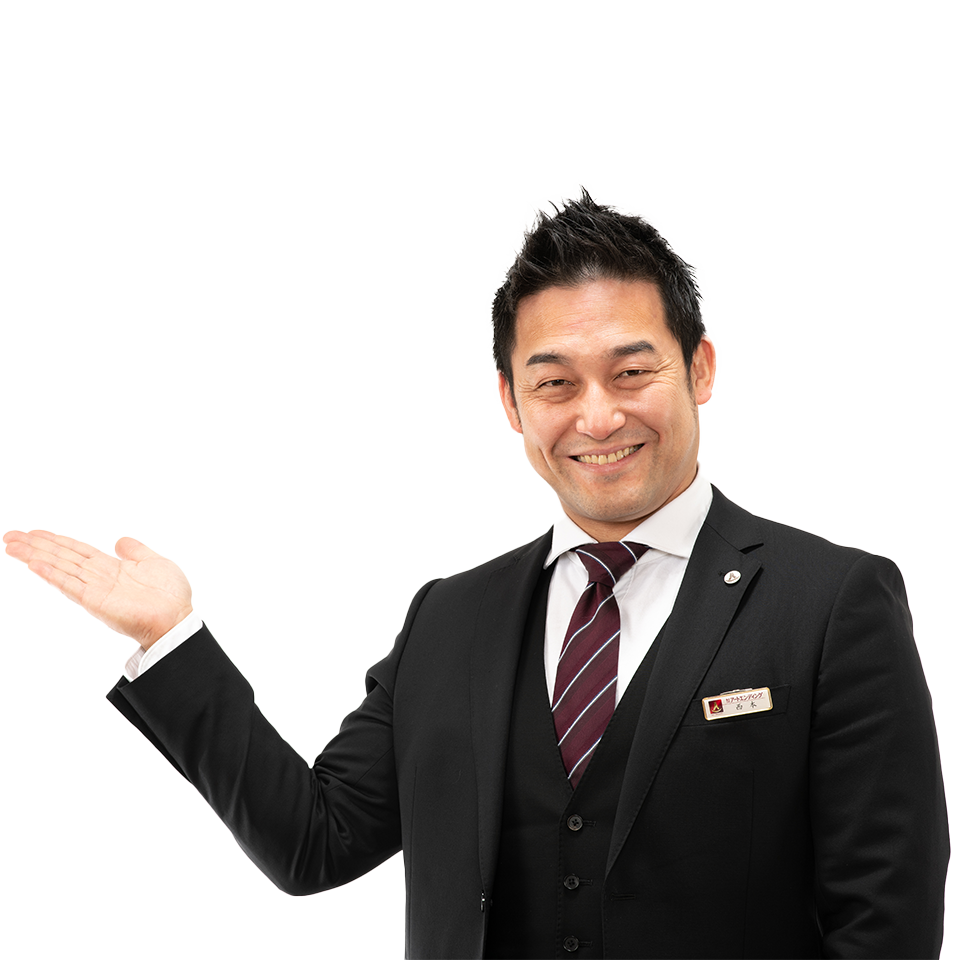 越谷市にある家族葬のアートの男性が手のひらで示している