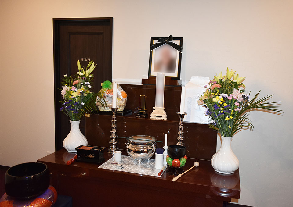 越谷市にある家族葬のアートの仏壇サロンで供花と位牌が並ぶ法要用の祭壇