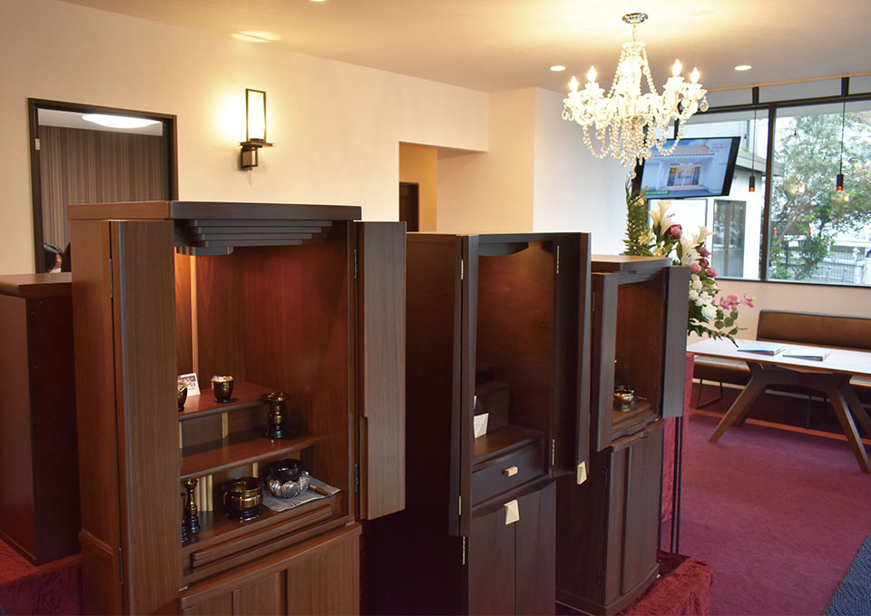 越谷市にある家族葬のアートが運営する仏壇サロン内に並ぶ木製仏壇と法要相談スペース