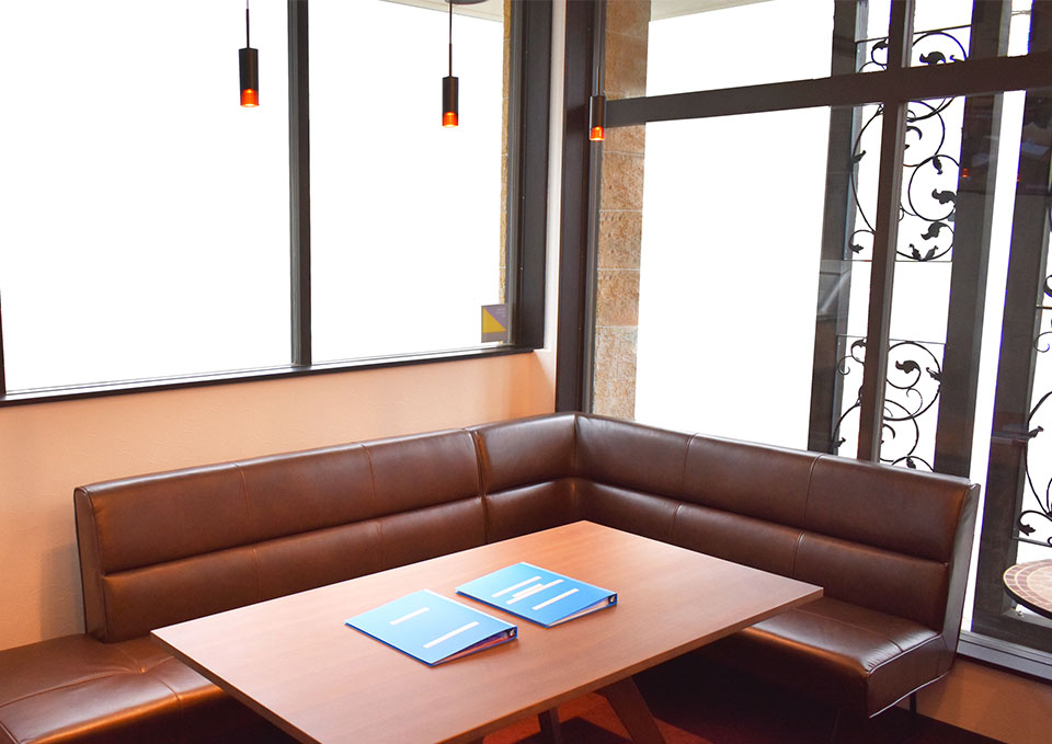 越谷市にある家族葬のアートが運営する落ち着いた法要相談用のソファ席とテーブル