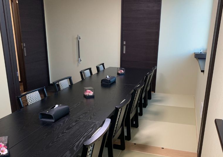 草加市にある家族葬のアート草加氷川の和室控室の長机配置