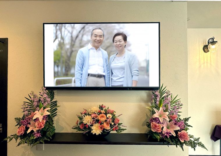 草加市にある家族葬のアート草加氷川の祭壇と遺影を飾る場面