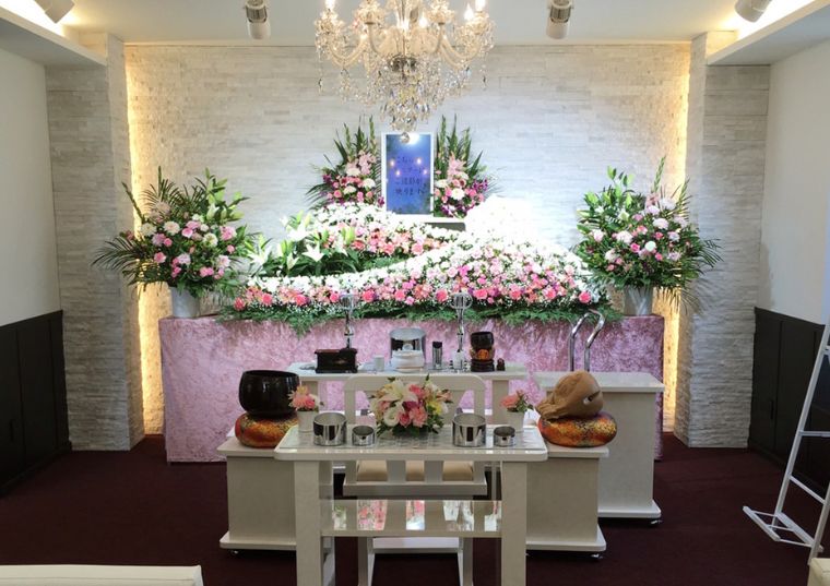 草加市にある家族葬のアート草加氷川の式場で飾ったピンクの花祭壇と祭壇