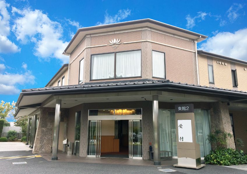 越谷市近郊の谷塚斎場東館の玄関を撮影した外観