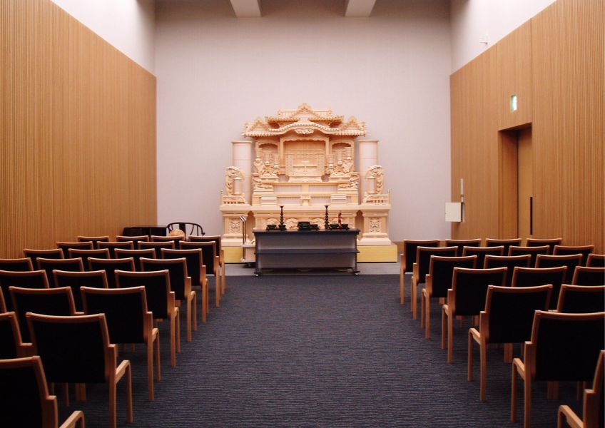 越谷市斎場の祭壇を前に家族葬のアートが提案する式場内の白木祭壇設営案
