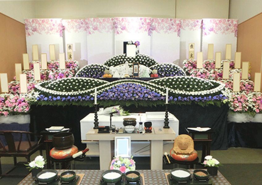 越谷市の斎場で家族葬のアートが飾った白木と生花の祭壇風景