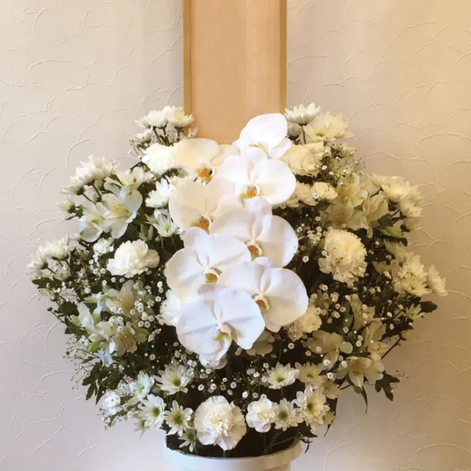 越谷市にある家族葬のアートが用意した白い胡蝶蘭と菊の供花