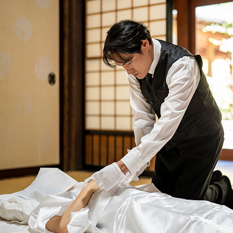 家族葬のアートのスタッフが和室で納棺を整える姿