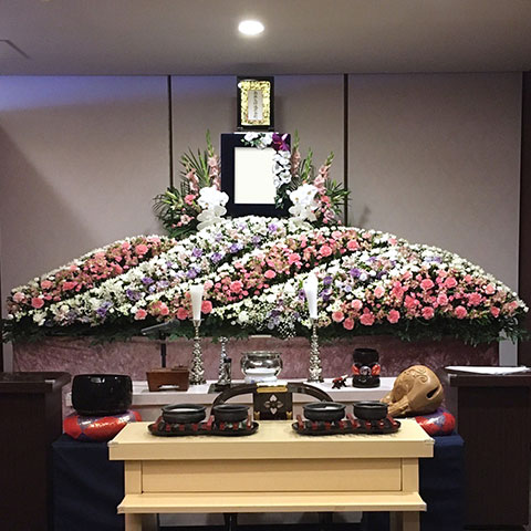 家族葬のアートの白ピンクの生花祭壇と祭具