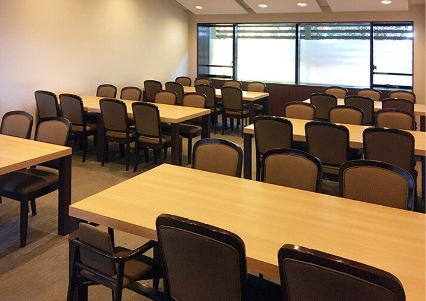 埼葛斎場の式場と控室