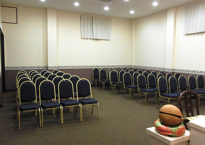 越谷市にある家族葬のアート下間久里で並んだ椅子