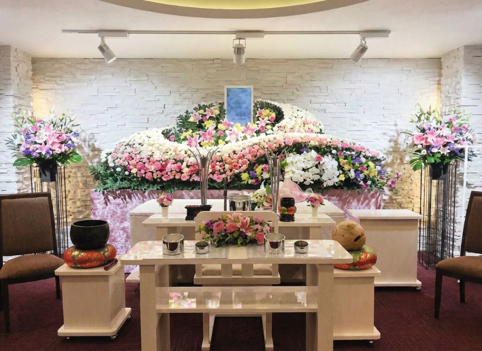 家族葬のアートが越谷市で白ピンクの生花祭壇を飾った式場風景