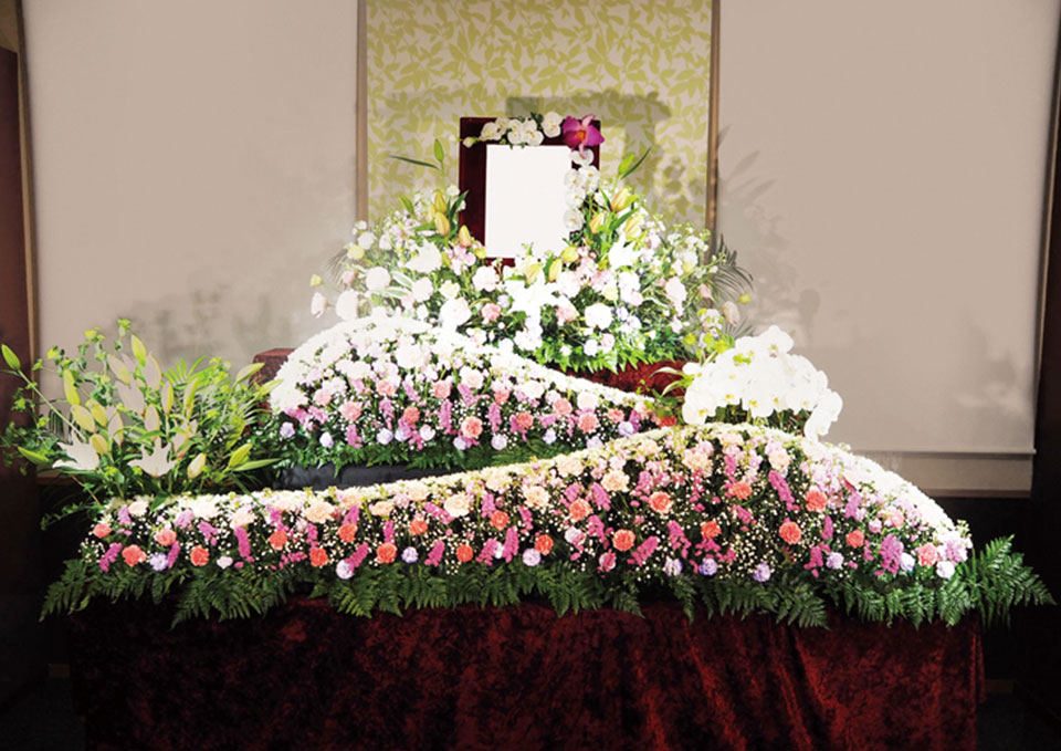 越谷市にある家族葬のアートの生花祭壇