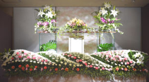 アクリル板を使ったオリジナルの生花祭壇もございます